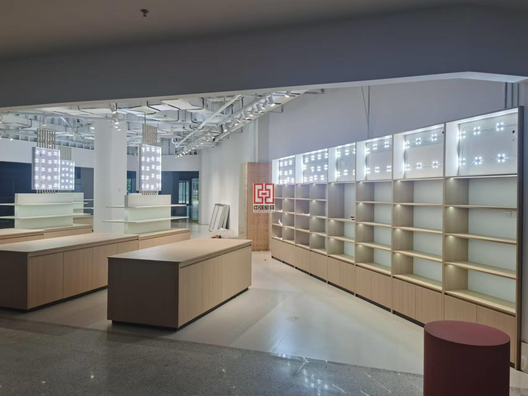 服裝展廳定制找中強展柜